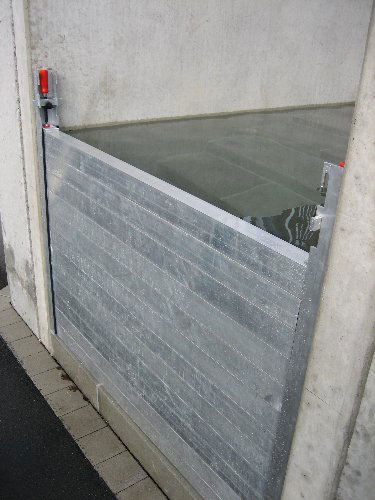 Hochwasserschutz aus Aluminium - Metallkonzept in Warstein